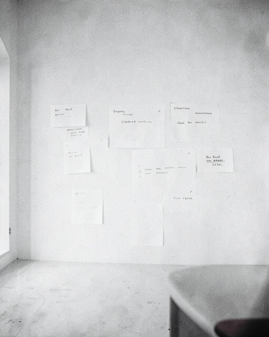Strateginotes uppnålade på en ljus studiovägg
